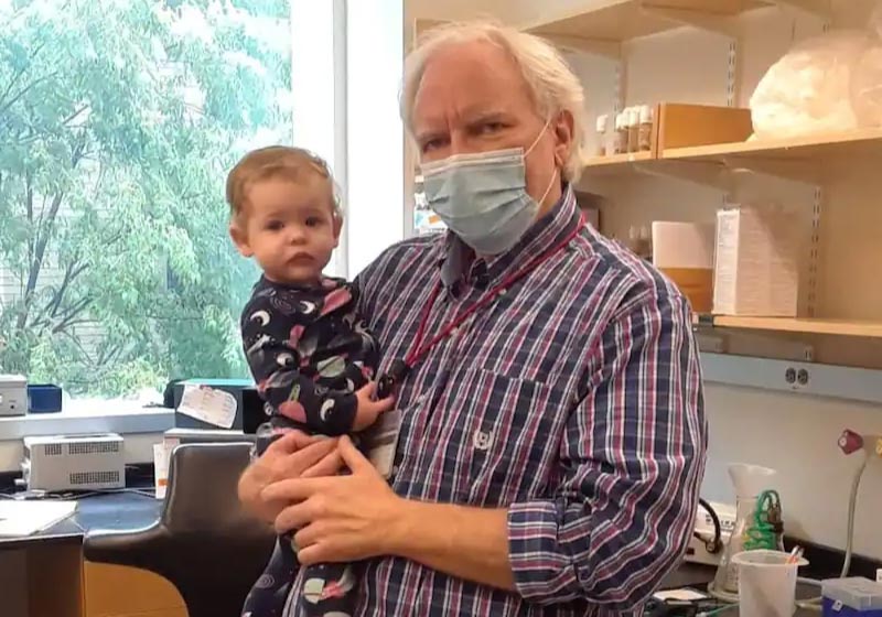 Professor compra berço para bebê de 9 meses, filha de aluna. - Foto: reprodução Twitter