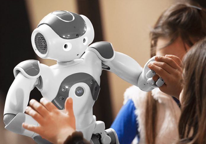 O robô ajuda crianças autistas na integração social - Foto: divulgação