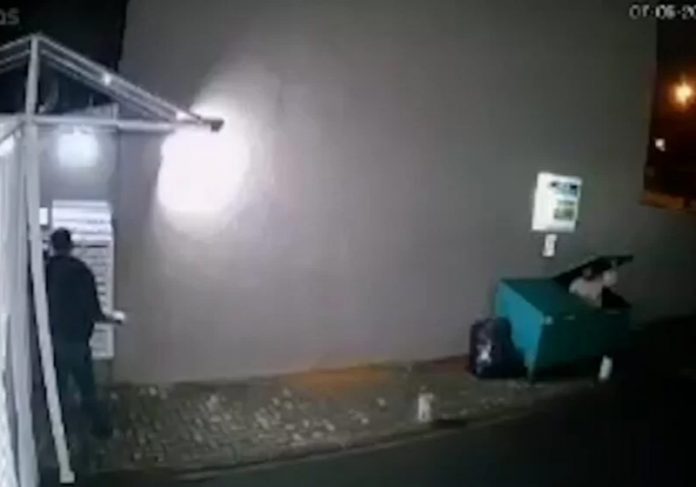 sem-teto-capa3 Moradores dão comida e ajudam sem-teto que entrou em caçamba de lixo - Foto: reprodução