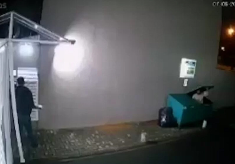 Moradores dão comida e ajudam sem-teto que entrou em caçamba de lixo - Foto: reprodução