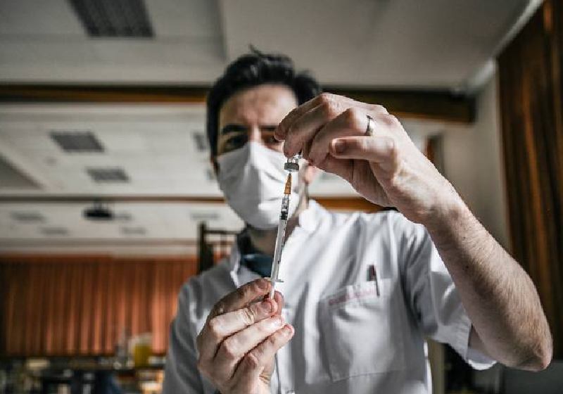 Homem prepara vacina contra covid-19, da Pfizer / BioNTech - Foto: Andrea Mantovani/The New York Times