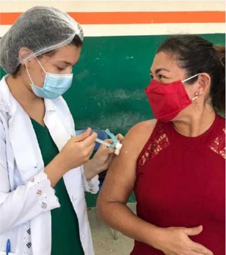 Emanuelle vacina a mãe. - Foto: reprodução Diário do Nordeste