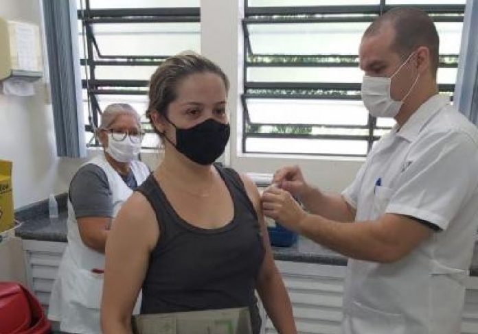 valinhos vacina capa Moradora sendo vacinada em Valinhos, interior de São Paulo - Foto: Prefeitura de Valinhos