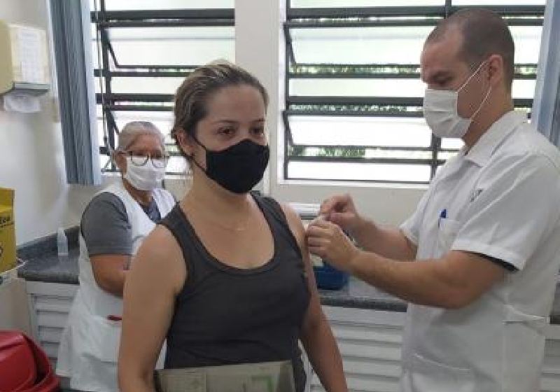 Moradora sendo vacinada em Valinhos, interior de São Paulo - Foto: Prefeitura de Valinhos