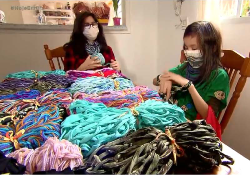 Menino faz cachecóis e entrega para pacientes com câncer e sem-teto em São Paulo - Foto: reprodução R7.