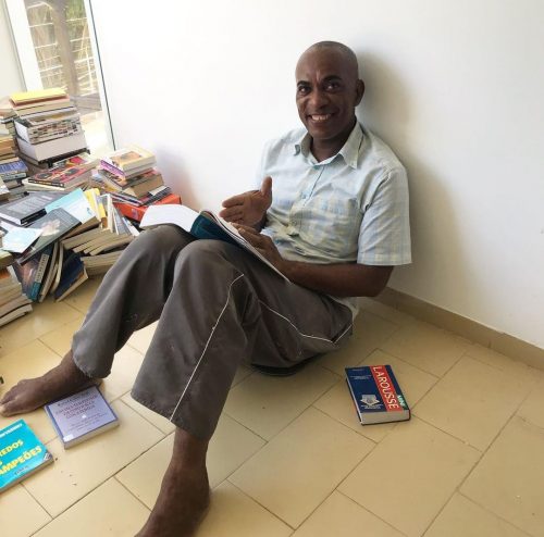 Apaixonado por livros, o eletricista Carlos quer se formar em Direitos Humanos - Foto: reprodução - Instagram Livres Livros