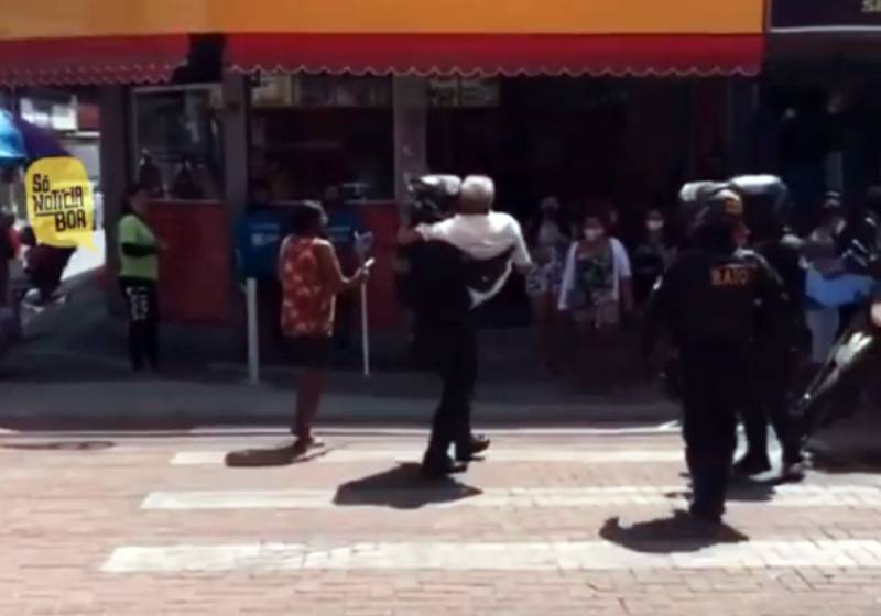 O PM atravessando com o idoso nos braços no CE - Foto: reprodução / Instagram