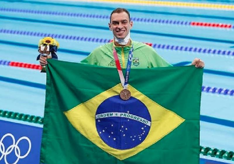 O brasileiro Fernando Scheffer comemora a medalha de bronze nas Olimpíadas - Foto: reprodução / Instagram