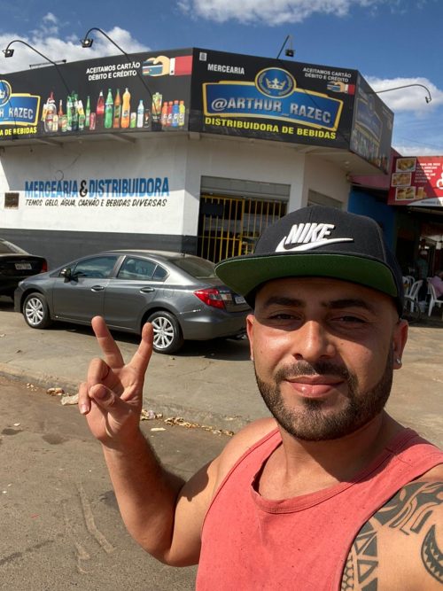 Arthur em frente ao comércio que abriu na cidade - Foto: arquivo pessoal