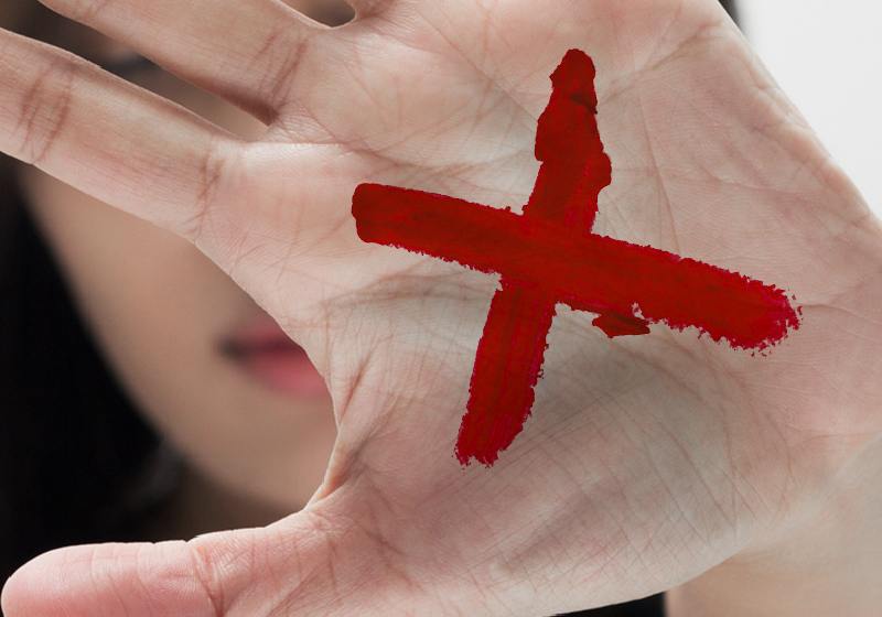 O farmacêutico entendeu o pedido de socorro da mulher com X vermelho na mão - Foto: Agência CNJ de Notícias