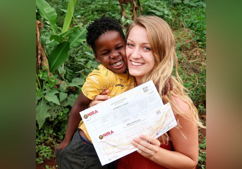 Mulher britânica adota criança que conheceu em trabalho voluntário após 5 anos. - Foto: arquivo pessoal