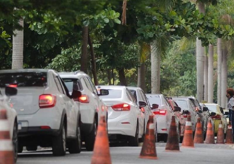 Drive-thru da vacinação na Universidade Estadual do Rio de Janeiro - Foto: Tânia Rego /Agência Brasil