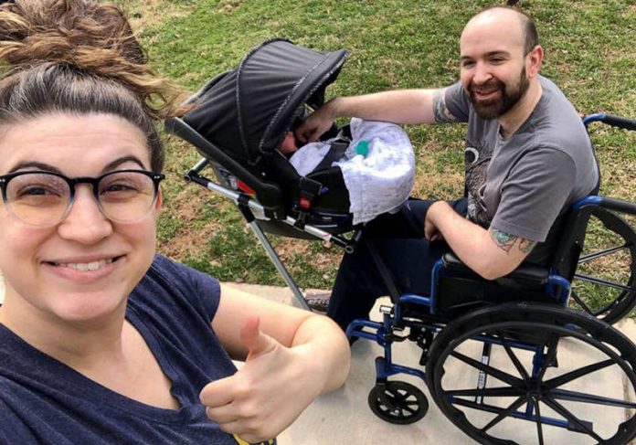 Jeremy, a esposa, e o filho recém nascido passeando com cadeira adaptada Foto: Arquivo Pessoal