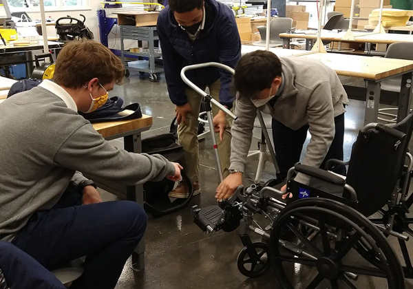 Alunos da Bullis School em Potomac, Maryland, trabalhando no carrinho de cadeira de rodas. foto: Matt Zigler