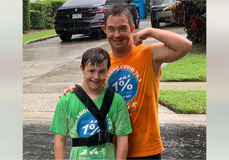 Crhis é um atleta com Síndrome de Down que inspirou o jovem Caleb a concluir o primeiro triatlo - Foto: reprodução Inspire More