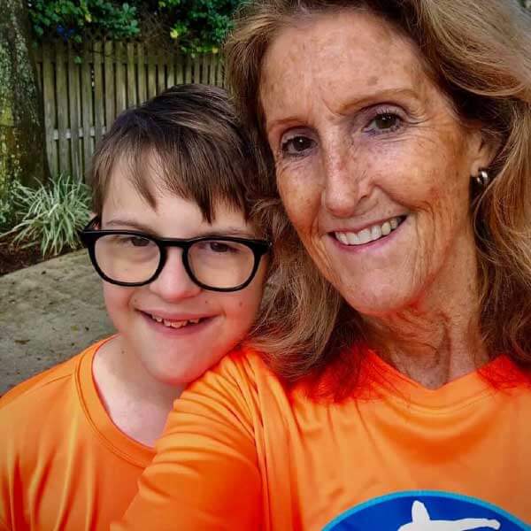 Caleb e mãe - Foto: reprodução Inspire More