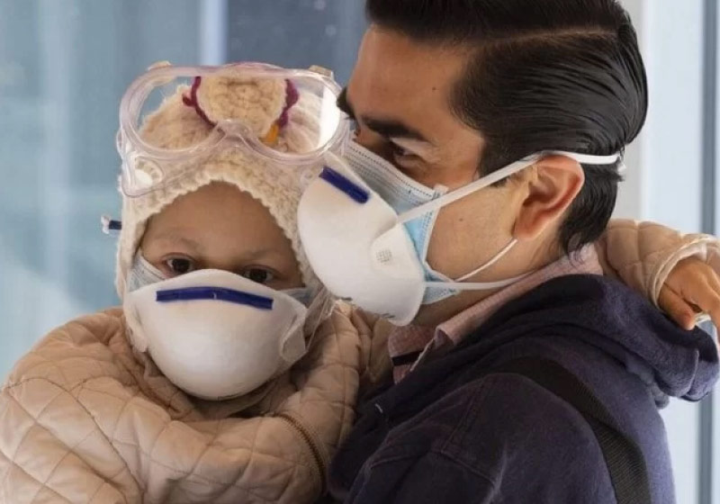 Menina de 7 anos teve câncer eliminado pela Terapia de Prótons. - Foto: Ahinara e os médicos - Foto: Clínica Universitária de Navarra