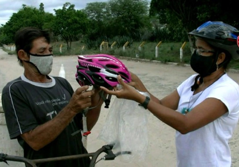 Projeto doa capacete para ciclistas de baixa renda - Foto: divulgação
