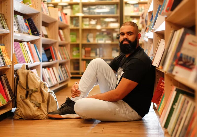 Carteiro viaja pelo Brasil com projeto Mochileiro pela Educação - Foto: Instagram @tiagosilvamochileirooficial