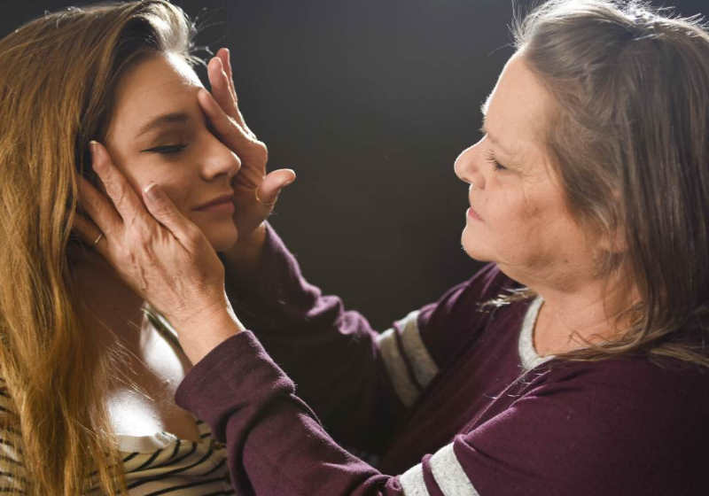 Connie vê a neta pela 1ª vez e se emociona Foto: SWNS