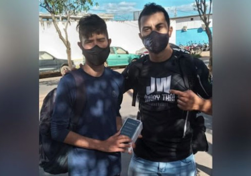 Cleiton ganhou um novo celular do irmão da jovem que o assaltou - Foto: reprodução Gazeta do Cariri