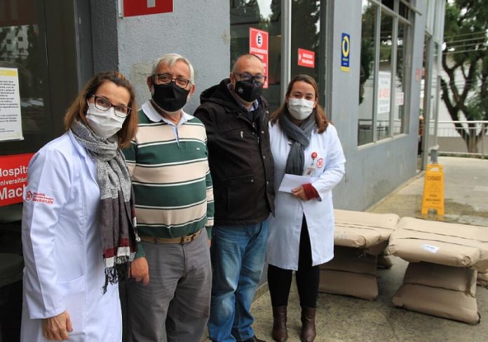 doacao-capa4 O paciente faz doação ao hospital que o atendeu enquanto estava com covid-19 - Foto: Mackenzie