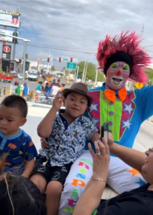 Romeu com o palhaço na limusine - Foto: reprodução / Facebook
