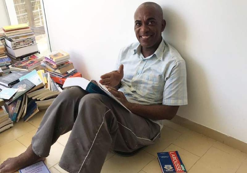 Apaixonado por livros, o eletricista Carlos quer se formar em Direitos Humanos - Foto: reprodução - Instagram Livres Livros