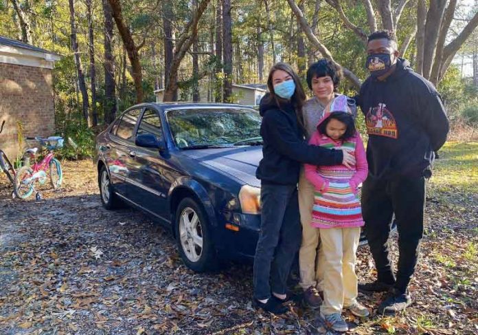 eliot-capa5 O mecânico reforma carros velhos e doa para famílias necessitadas - Foto: arquivo pessoal