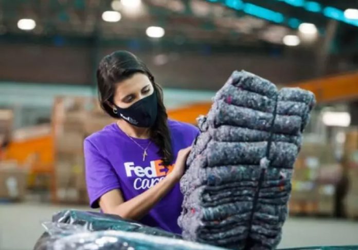fedez-capa5 A FedEx lançou uma ação e transforma uniformes de funcionários em cobertores para comunidade carente - Foto: divulgação