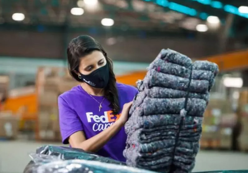 A FedEx lançou uma ação e transforma uniformes de funcionários em cobertores para comunidade carente - Foto: divulgação