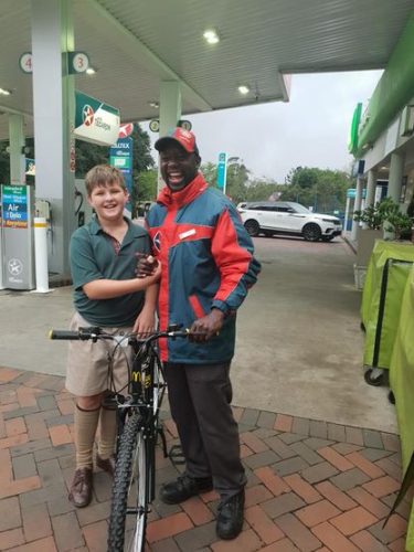 Vaughn entrega bicicleta para Tony - Foto: reprodução Facebook