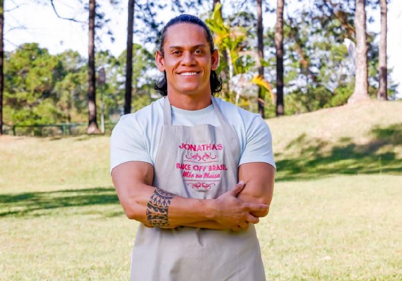 Jonathas Almeida é um dos 18 participantes da 7ª temporada do Bake Off - Foto: divulgação SBT