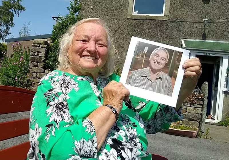 Mãe mostra foto de filho que ela reencontrou após 60 anos de busca - Foto: arquivo pessoal