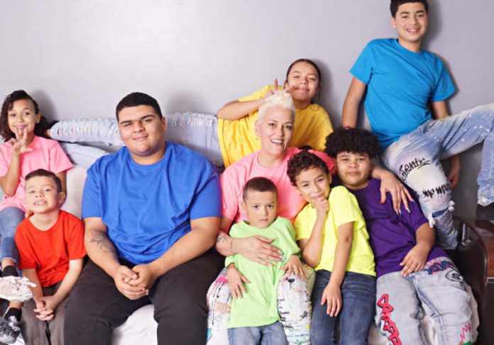 mae_8filhos Bobbie com os 6 filhos adotivos e 2 biológicos Foto: G. Michael W.