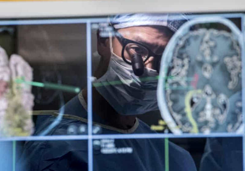 Dr. Edward Chang se comunica com paciente com paralisia/ Foto: Barbara Ries, Universidade da Califórnia em São Francisco EUA