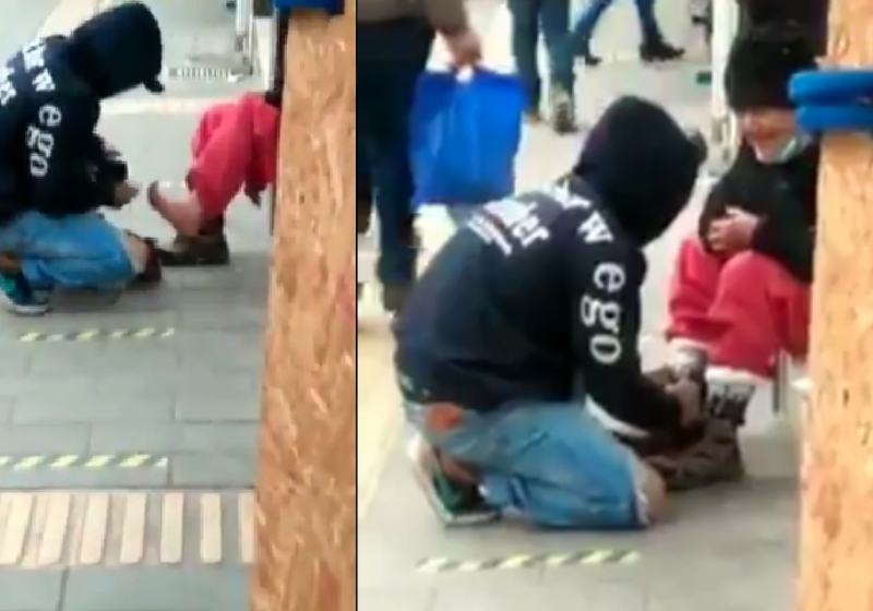 O rapaz vestiu a meia na idosa com frio e depois deu dinheiro a ela - Fotos: reprodução / Twitter