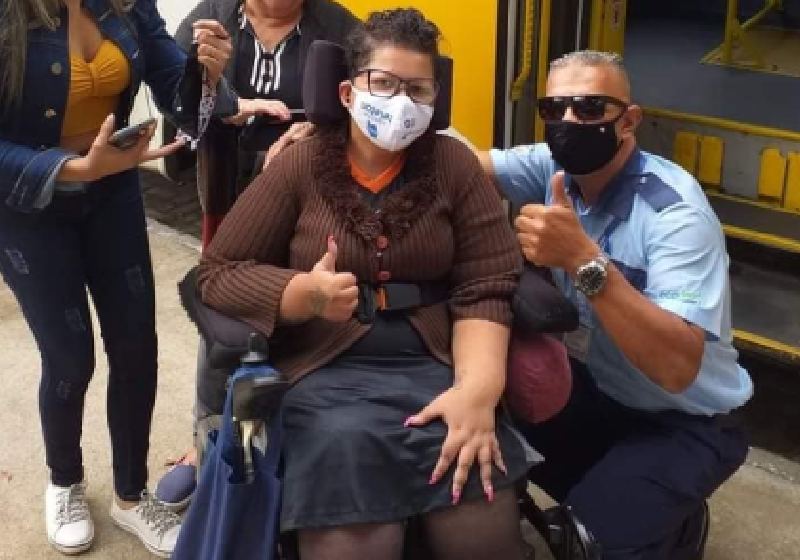 Leia e o motorista Gaúcho, que desvio da rota para deixá-la em segurança - Foto: Reprodução/BNT-PG