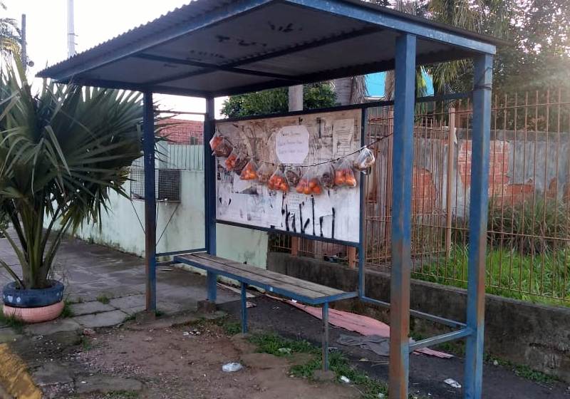 Parada Solidária tem frutas de graça para quem espera ônibus no RS - Foto: Uilson Droppa
