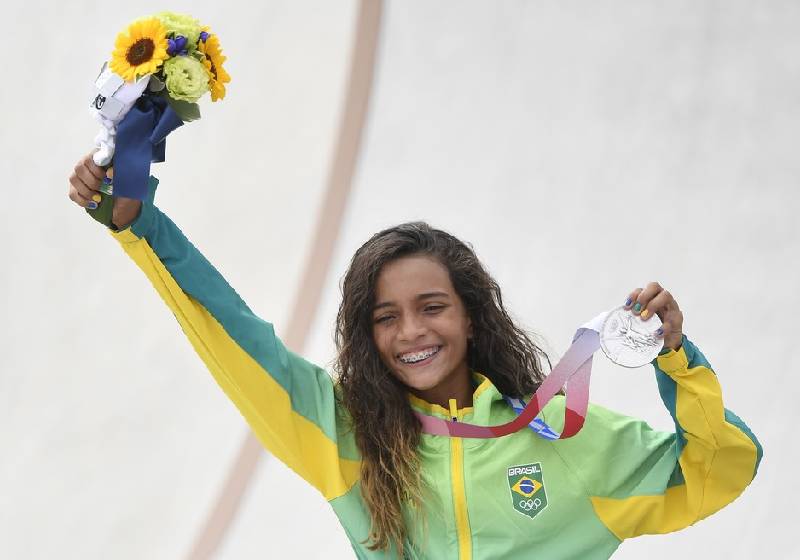Rayssa Leal exibe a medalha de prata no skate nas Olimpíadas 2020 - Foto: TOBY MELVILLE/REUTERS