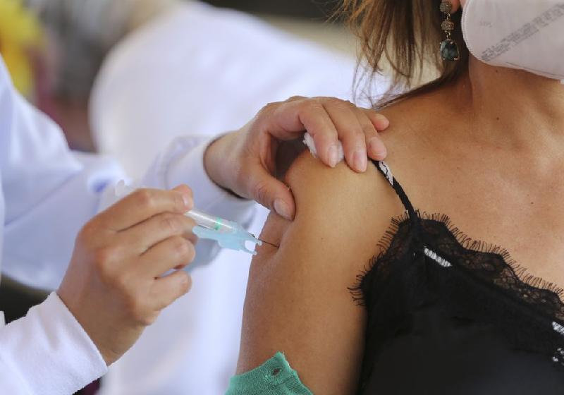 O governador de SP antecipou para agosto a vacinação de adultos e adolescentes - Foto: Fábrio Rodrigues Pozzebom / Agência Brasil