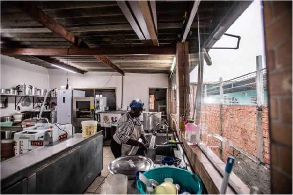 Vovó Tutu faz todos os pães sozinha - Foto: Werther Santana