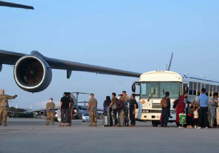 A Airbnb vai dar abrigo a refugiados afegãos que conseguiram escapar do país tomado pelo Talibã - Foto: 86th Airlift Wing/Public Affairs
