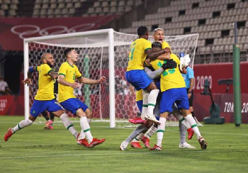 Jogadores da Seleção Brasileira comemoram o gol que deu o bicampeonato olímpico - Foto: Getty Images