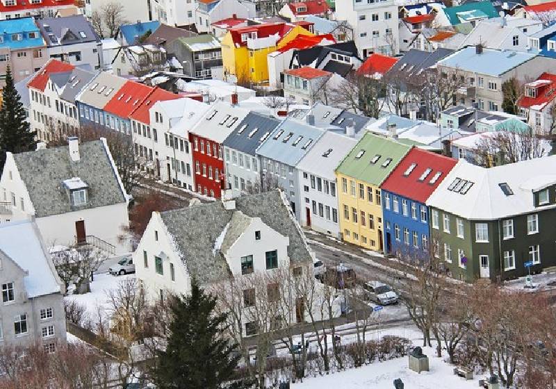 A prefeitura da capital da Islândia, Reykjavik, testou a redução de jornada de trabalho durante 4 anos e os resultados foram positivos - Foto: sharonang / Pixabay