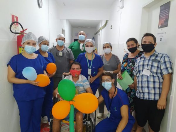 Ivanildo com a equipe do hospital que o atendeu - Foto: reprodução / Santa Casa de Sobral