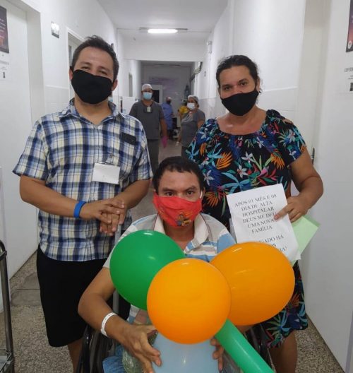 Ivanildo com a família que o adotou - Foto: reprodução / Santa Casa de Sobral