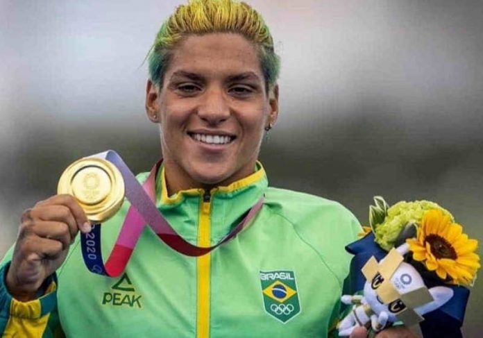 Ana Marcela Cunha é a primeira brasileira a ganhar uma medalha olímpica de ouro na natação desde a vitória de Cesar Cielo Foto: COB