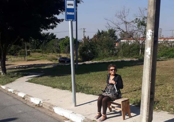 Filho construiu o banco para a mãe esperar por ônibus sentada - Foto: arquivo pessoal