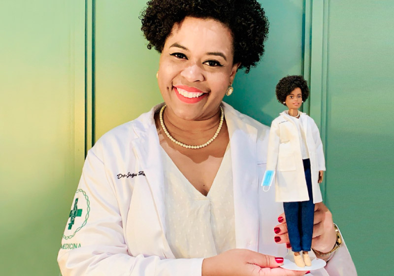 Jaqueline posa com a boneca que trouxe o nome dela, em homenagem aos avanços feitos na pesquisa do coronavírus no Brasil - Foto: divulgação